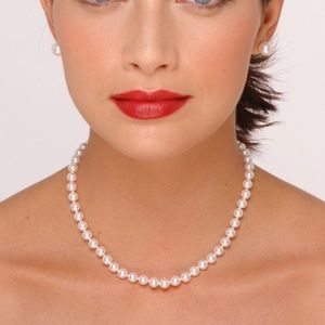 Women pearl necklaces
